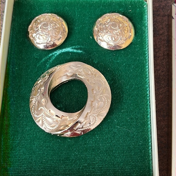 Miss Universe vintage brooch and clip-on earring set - Picture 3 of 10